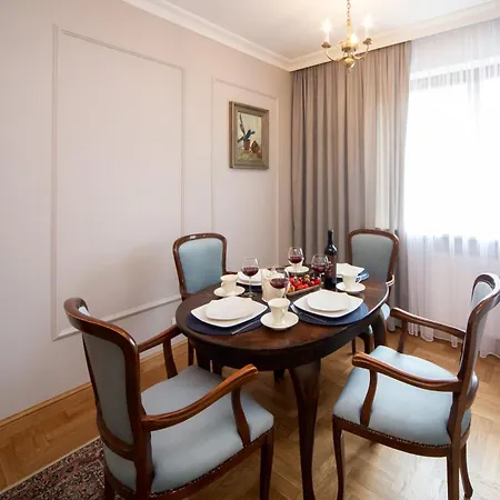 Maya's Flats & 102 - Premium Prz Apartmán