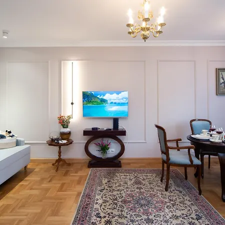 Maya's Flats & 102 - Premium Prz Apartment *